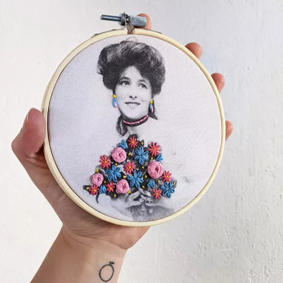 kit de Broderie retro color- La femme au bouquet