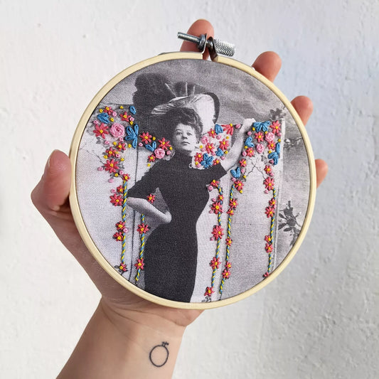 Kit de broderie moderne - La femme au paravent